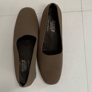 Munro, size 8 (although no tag), taupe nuetral color